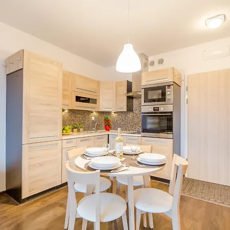 Waterline Deluxe Class, Family Place